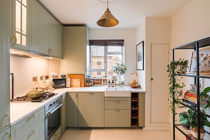 2 Bedroom Flat For Sale In Fairfield Drive, Wandsworth, SW18