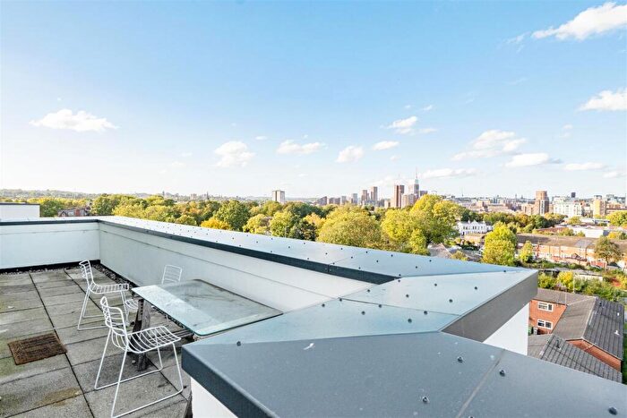 3 Bedroom Apartment To Rent In Greenhouse, Leeds, LS11