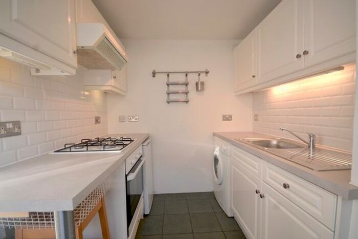 1 Bedroom Flat To Rent In Lyndhurst Way, Bellenden, London, SE15