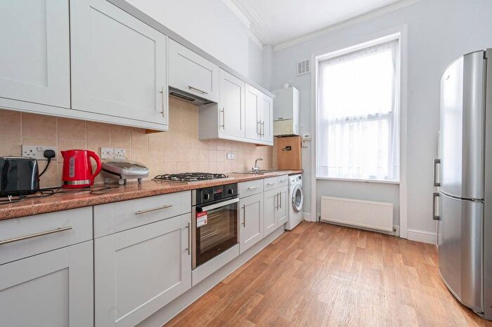 4 Bedroom Flat To Rent In Uxbridge Road, Shepherd's Bush, London, W12