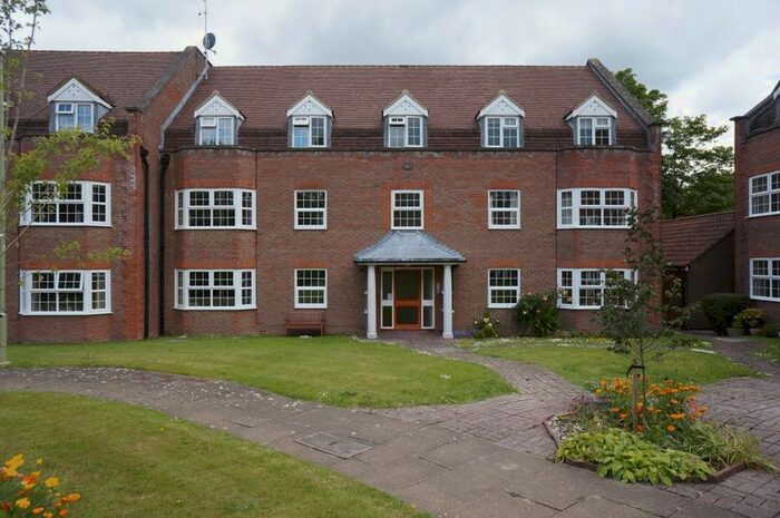 2 Bedroom Flat To Rent In York Mews, Alton, GU34