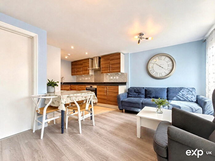 2 Bedroom Flat For Sale In The Serpentine, Aylesbury, HP19