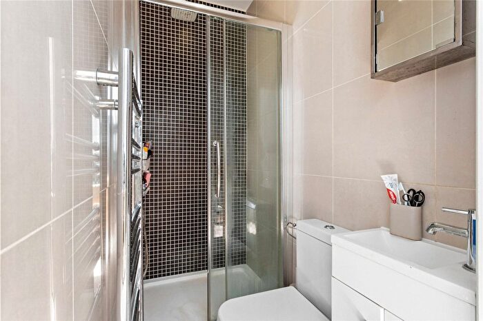 3 Bedroom Flat To Rent In Holmleigh Road, London, N16