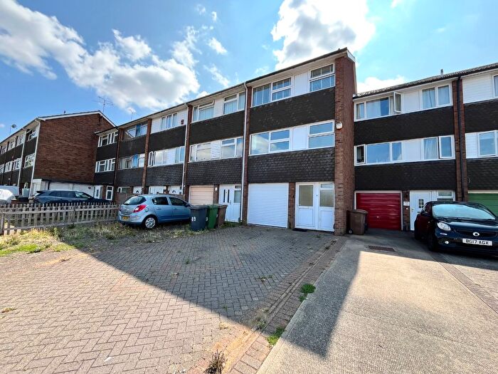 3 Bedroom Town House For Sale In Swasedale Road, Luton, Bedfordshire, LU3