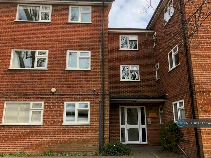 3 Bedroom Flat To Rent In Berrylands, Surbiton, KT5