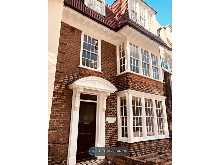 3 Bedroom Flat To Rent In Rochester Court, Hove, BN3