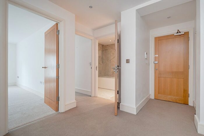 2 Bedroom Flat To Rent In Albury Road, Guildford, Surrey, GU1