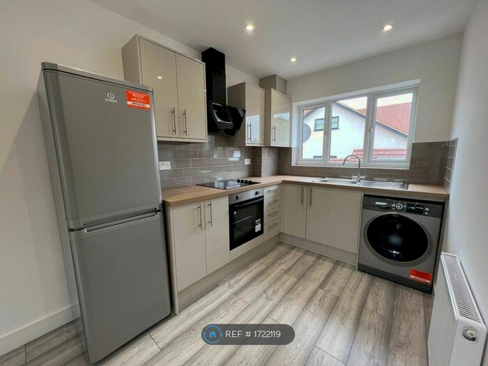 1 Bedroom Flat To Rent In Manor Road, Chigwell, IG7