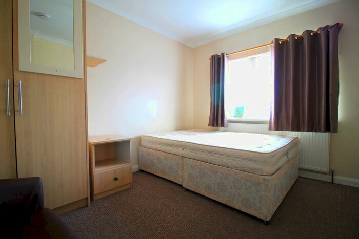 Studio To Rent In Great West Road, Hounslow, TW5