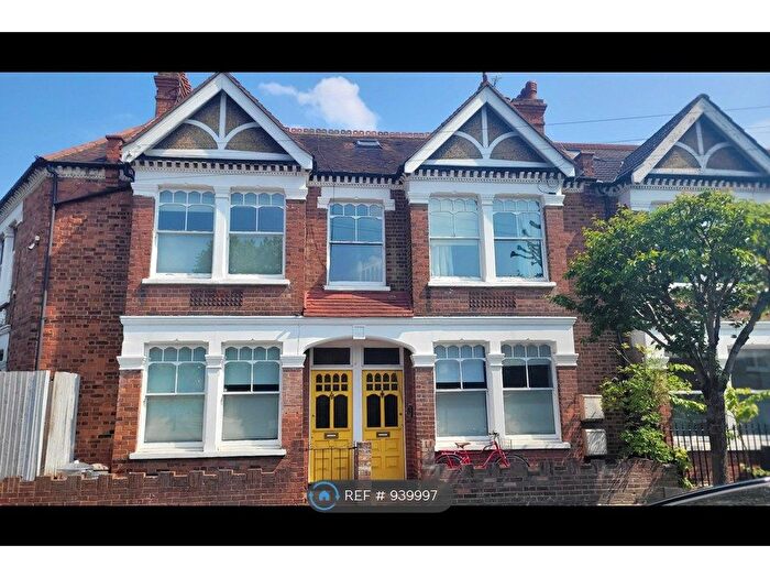 4 Bedroom Flat To Rent In Badminton Road, London, SW12