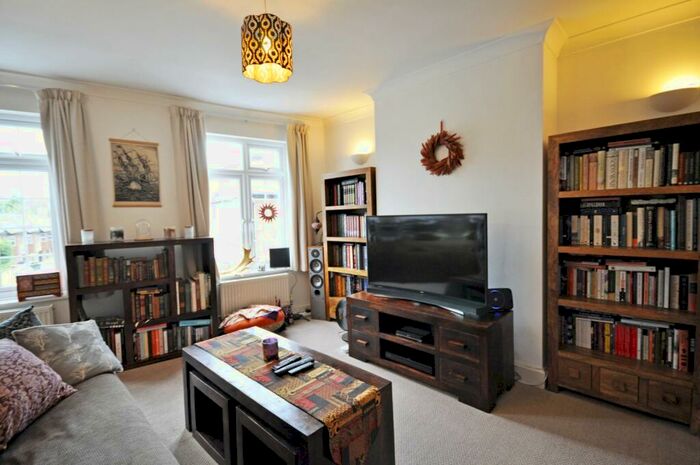 2 Bedroom Flat To Rent In Penrhyn Crescent, Sheen, SW14