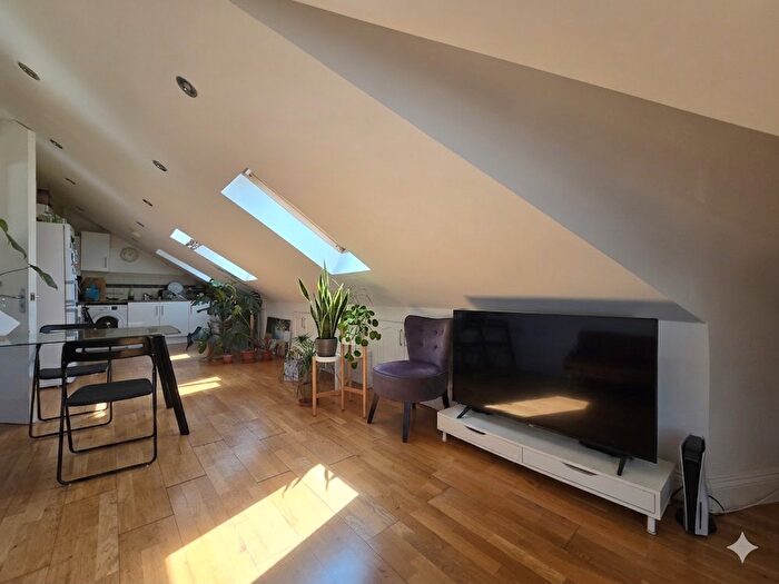 2 Bedroom Flat To Rent In Fulham Palace Road, Hammersmith, W6