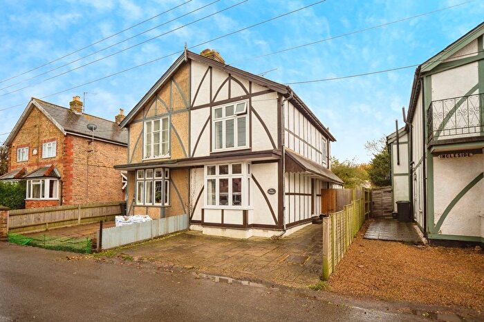 3 Bedroom Semi-Detached House For Sale In Vicarage Road, Yalding, Maidstone, ME18