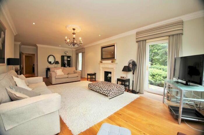 2 Bedroom Flat To Rent In Treetops, The Mount, Caversham, Reading, Berkshire, RG4
