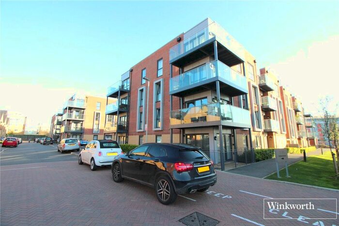 2 Bedroom Flat To Rent In Holmesley Road, Borehamwood, Hertfordshire, WD6