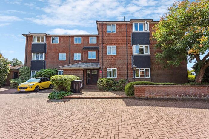 2 Bedroom Flat For Sale In Holtspur Top Lane, Beaconsfield, HP9