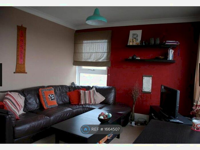 2 Bedroom Flat To Rent In Sparkford House, London, SW11