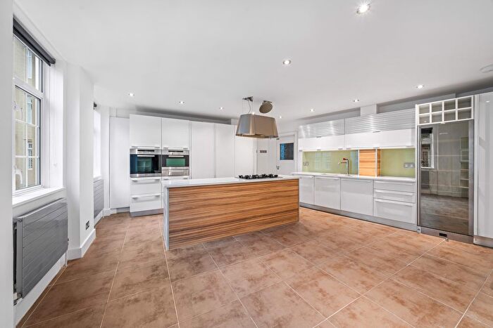 4 Bedroom Flat To Rent In Berkeley Court, Marylebone Road, NW1