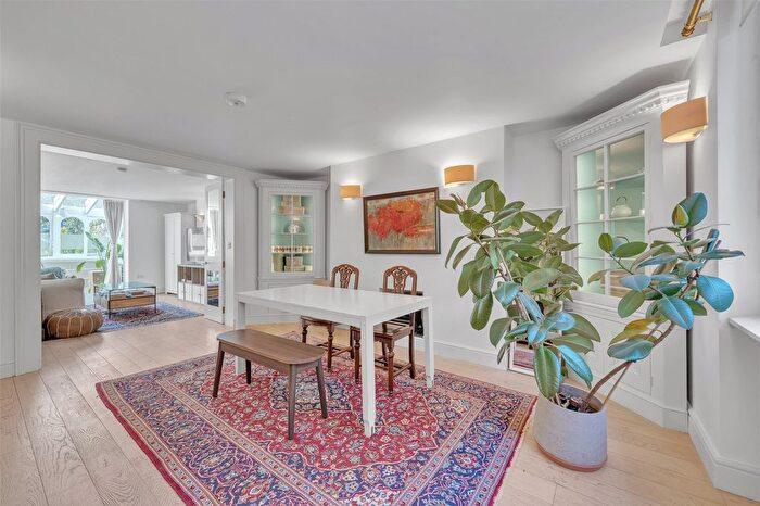 2 Bedroom Flat To Rent In St. Marks Crescent, London, NW1