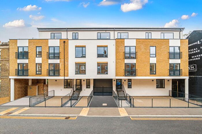 3 Bedroom Flat To Rent In High Street, High Street, ME1