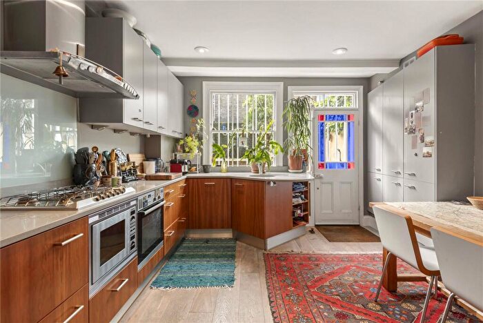 2 Bedroom Apartment To Rent In Battersea Rise, SW11