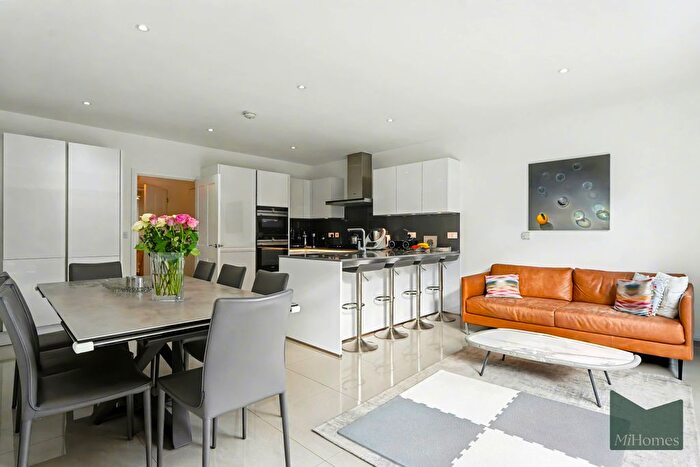 4 Bedroom End Terrace House To Rent In Well Grove, Whetstone, N20