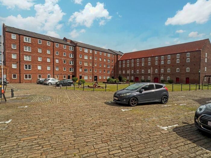 1 Bedroom Flat To Rent In Phoenix House, Old Town, Hull, East Yorkshire, HU1