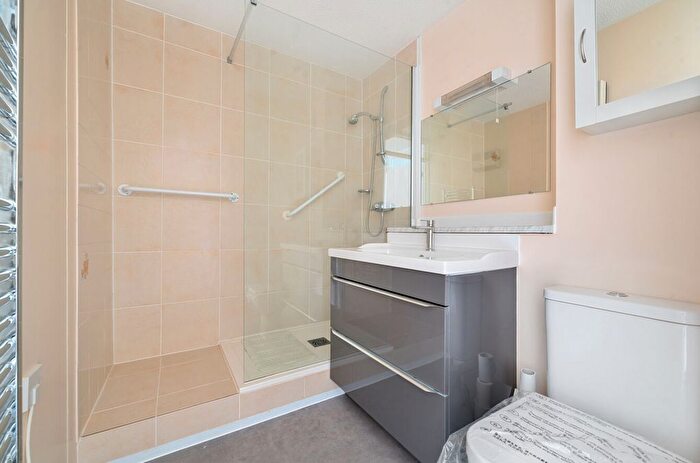 2 Bedroom Flat For Sale In Badgers Croft, Victoria Road, Mortimer Common, Reading, RG7