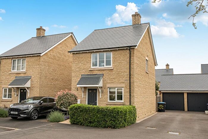 3 Bedroom Link Detached House For Sale In Carmello Close, Carterton, Oxfordshire, OX18