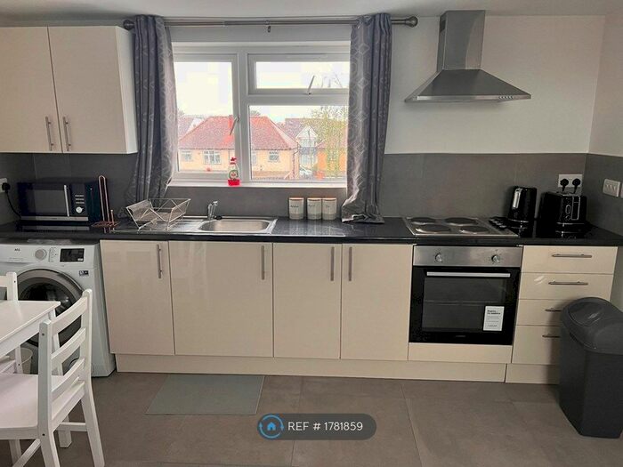 Studio To Rent In Heath Road, London, TW3