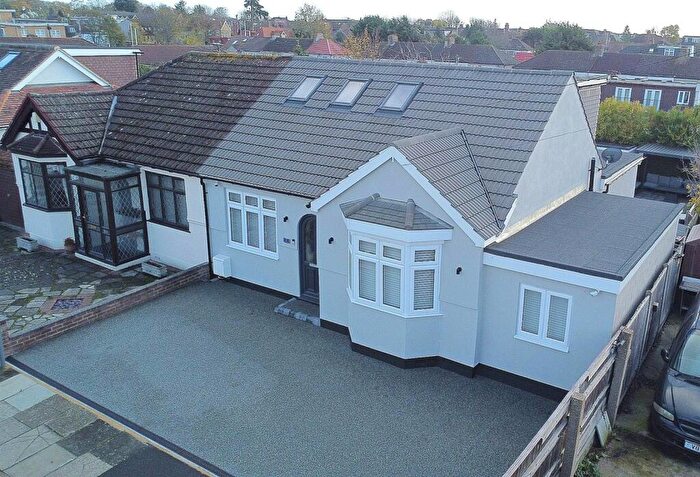4 Bedroom Chalet For Sale In Victor Gardens, Hornchurch, RM12