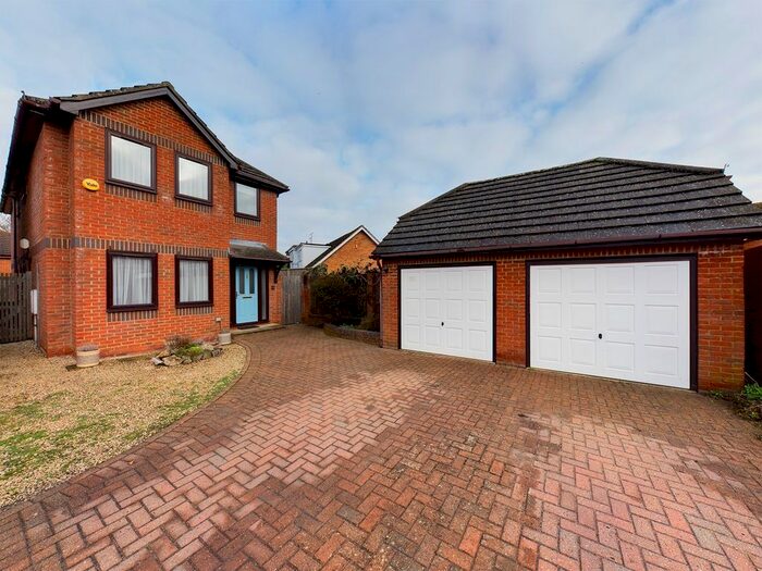 4 Bedroom Detached House To Rent In The Paddock, Hitchin, SG4