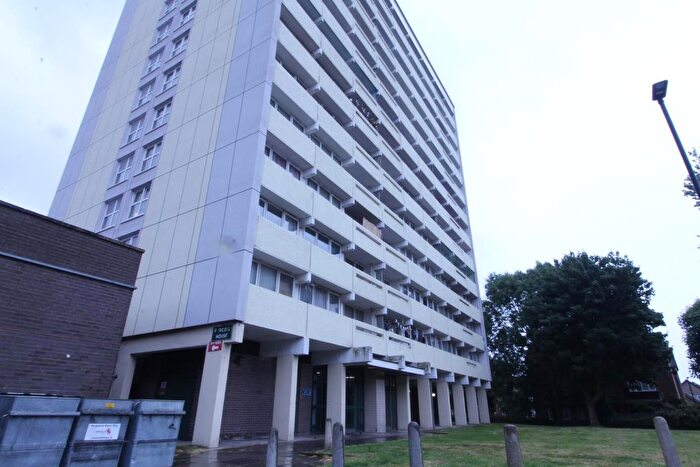 2 Bedroom Flat To Rent In Holbrook Close, Enfield, EN1