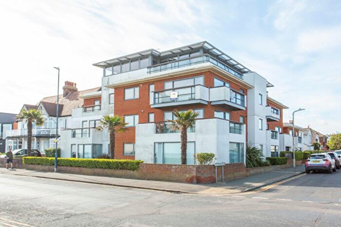 2 Bedroom Flat For Sale In Graystone Road, Whitstable, Kent, CT5