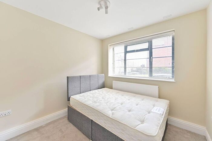2 Bedroom Flat To Rent In Wandsworth Road, Nine Elms, London, SW8