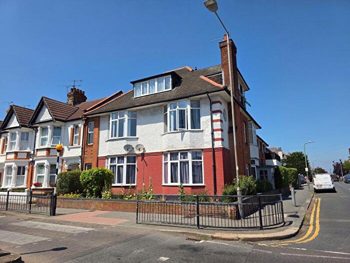 2 Bedroom Flat To Rent In Sandleigh Road, Leigh-On-Sea, SS9