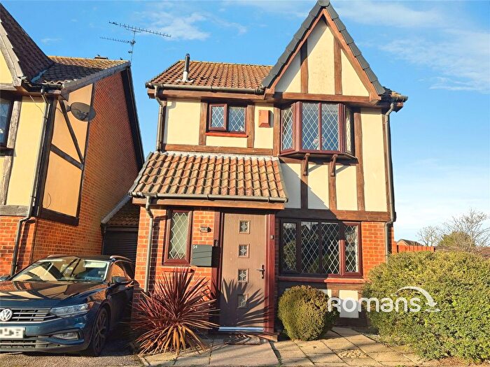 3 Bedroom Link Detached House For Sale In Ryves Avenue, Yateley, Hampshire, GU46