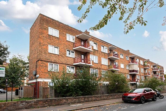 3 Bedroom Flat To Rent In Elmington Estate, London, SE5