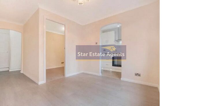 1 Bedroom Flat For Sale In Chichester Court, Whitchurch Lane, Edgware, London, HA8