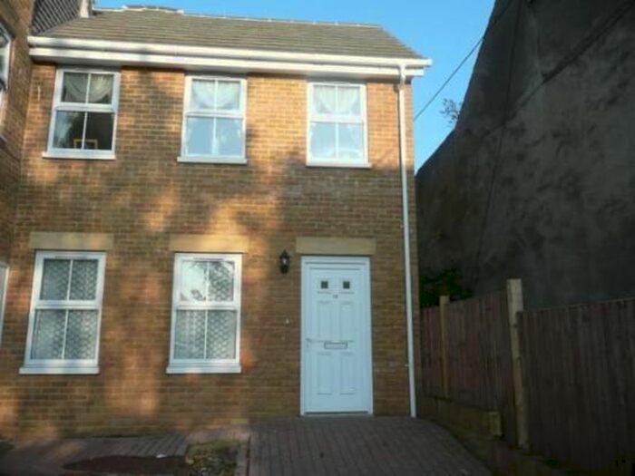 2 Bedroom Flat To Rent In Roach Street, Strood, Rochester ME2