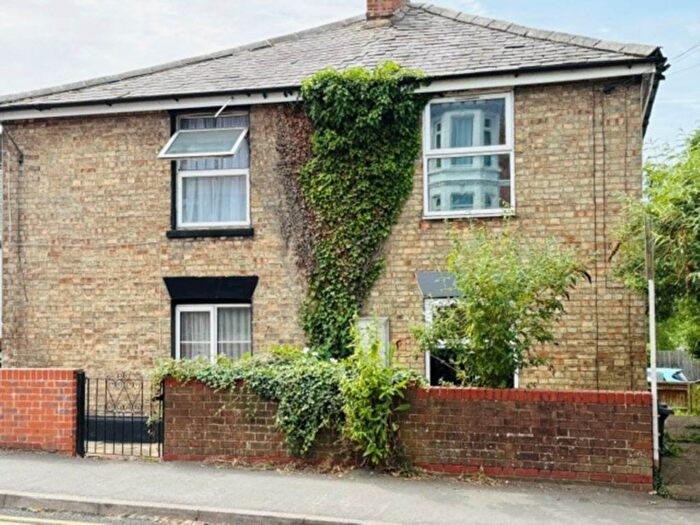 1 Bedroom Flat To Rent In Totteridge Road, High Wycombe, HP13