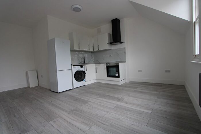 4 Bedroom Flat To Rent In Nightingale Lane, London, SW12
