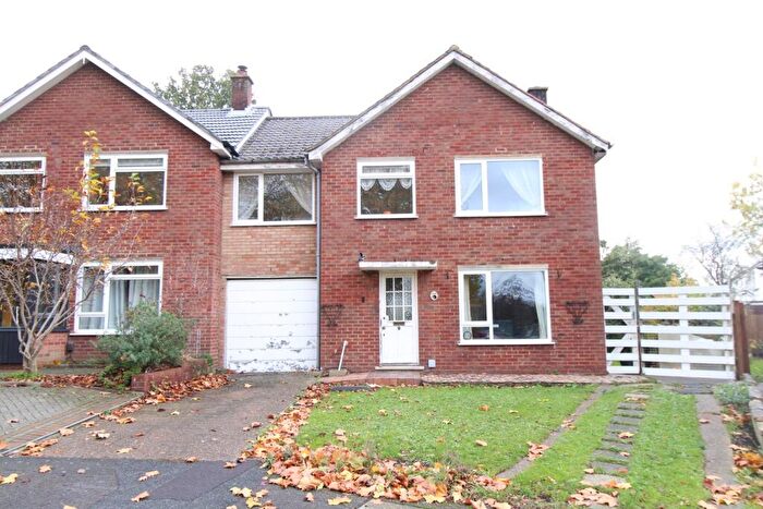 3 Bedroom End Of Terrace House For Sale In Mead Way, Bromley, BR2