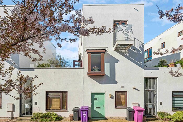 2 Bedroom Maisonette For Sale In Eden Way, London, E3