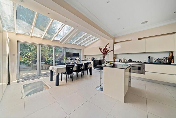 2 Bedroom Flat To Rent In Candahar Road, London, SW11