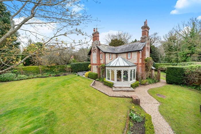 3 Bedroom Cottage For Sale In Green Dene, East Horsley, KT24