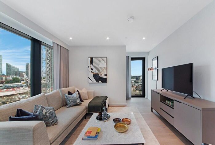 3 Bedroom Apartment To Rent In George Street, London, E14