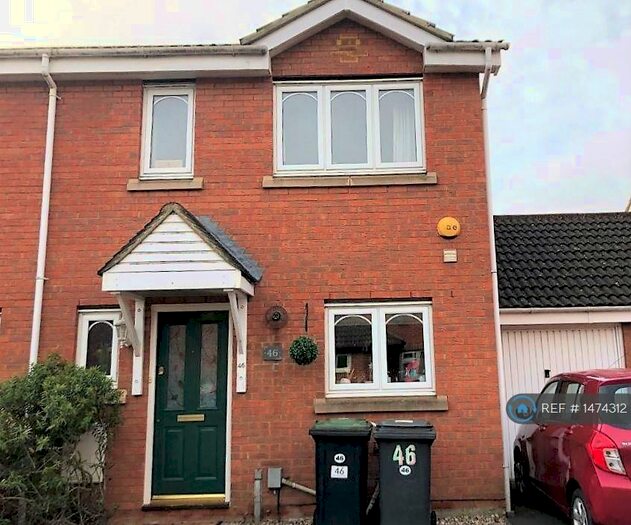 3 Bedroom Semi-Detached House To Rent In Reynolds Close, Biggleswade, SG18