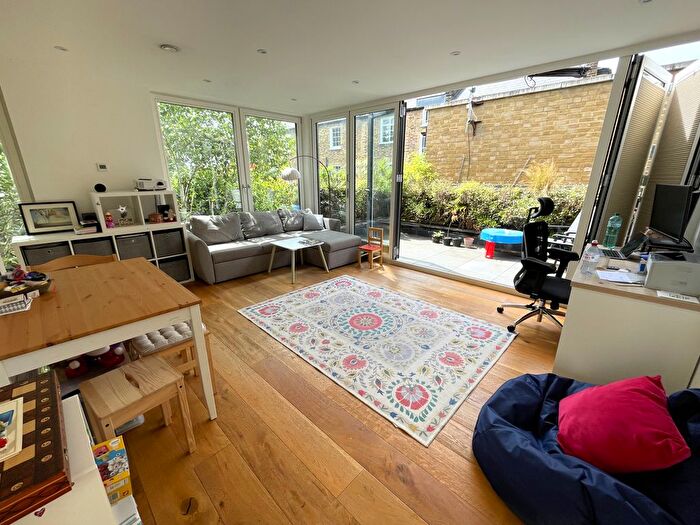 2 Bedroom Mews To Rent In Southgate Grove, London, N1