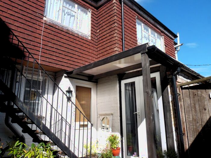 2 Bedroom Maisonette To Rent In High Street, Edenbridge, TN8